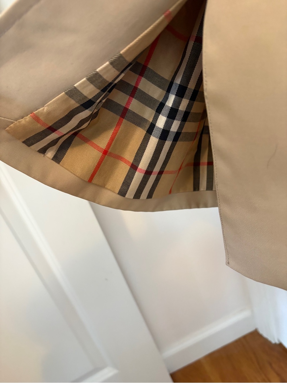 EUC-Burberry Vintage Trench Coat with Belted Waist. - Picture 5 of 13